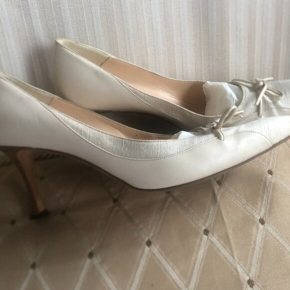 Authentic Manolo Blahnik shoes 38 1/2 Ivory/Cream leather, Linen at toe/trim EUC - Picture 5 of 10